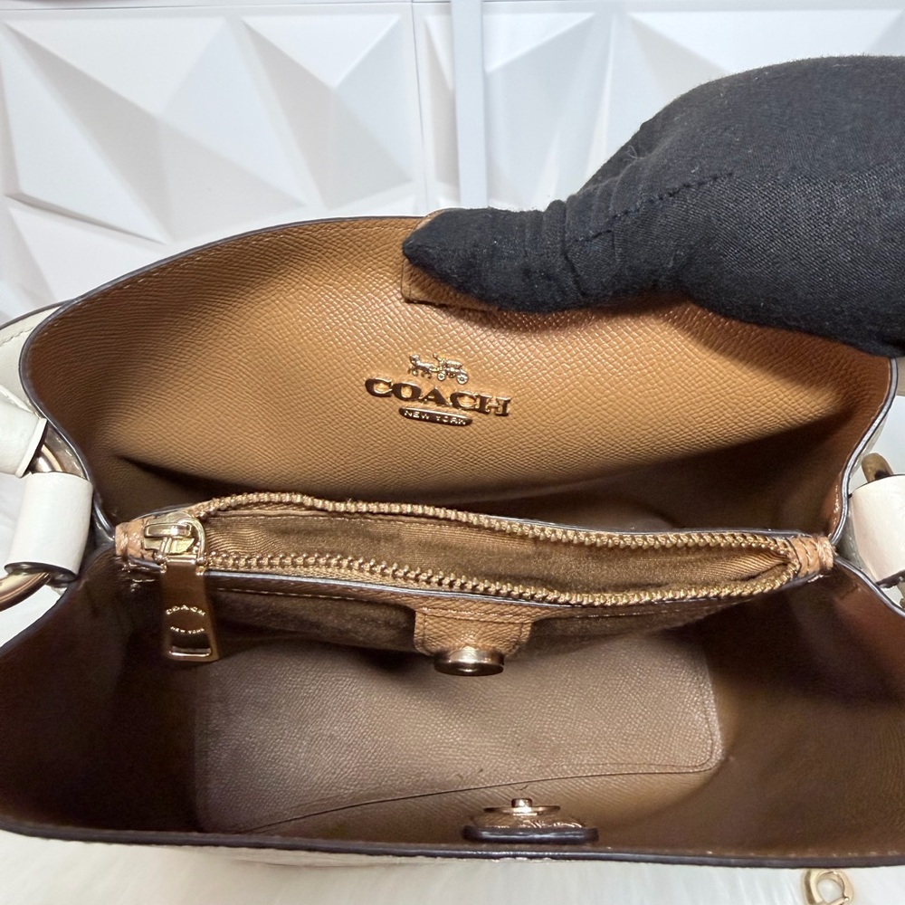 💲Coach Beige and Cream Signature Shoulder Bag - Picture 10 of 10